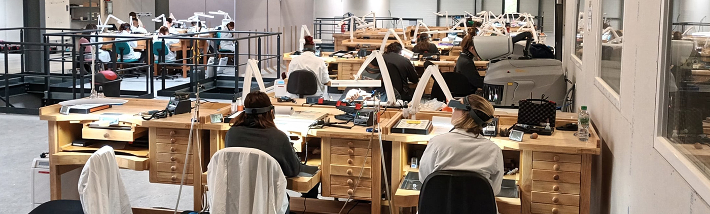 Des artisans orfèvres à leur établi.