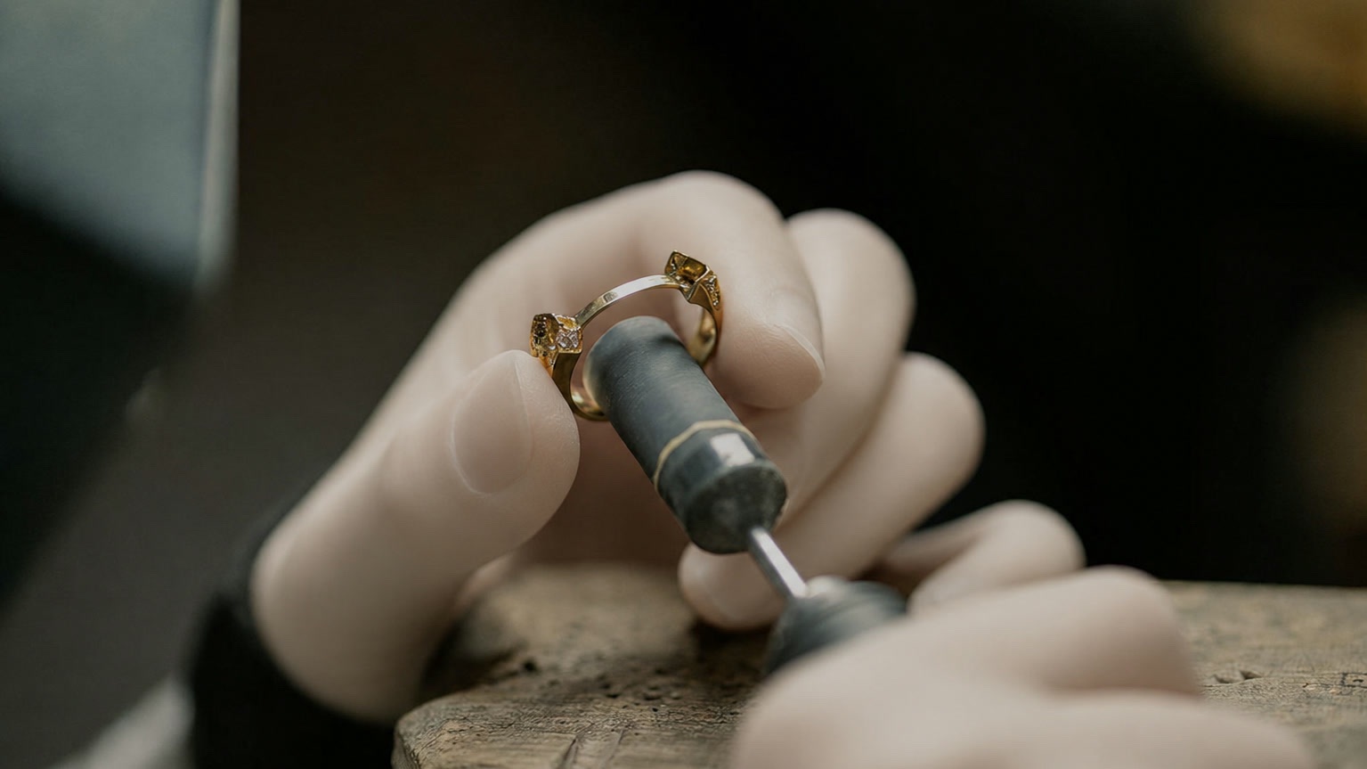 Façonnage précis d’une bague en or